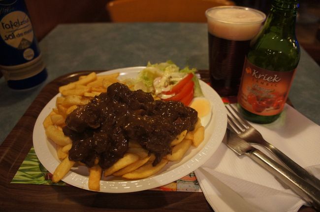 カーテライネ通りにある軽食店で食べた夕食とランビックビール(Vieux Bruges/Bruxelles Kriek Lambic)<br />８．５＋２．５ユーロ