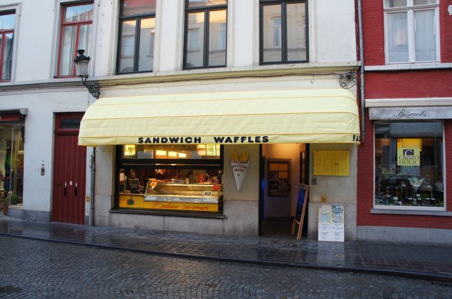 軽食店(東側)とカーテライネ通り