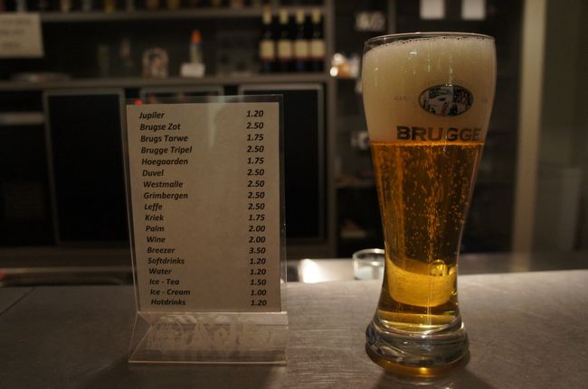 ブルージュ'Bruges - Europa'(ユースホステル)のバー<br />アビィビールのブルージュ・トリプル(BRUGGE TRIPEL)が２．５ユーロ