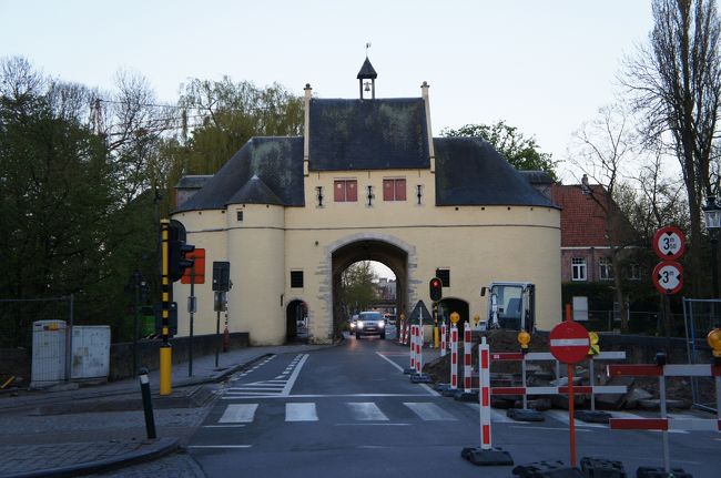 ４月２７日(金)の翌朝<br />鍛冶屋の門(東側)とバイテン・デ・スメーデンボールト通り