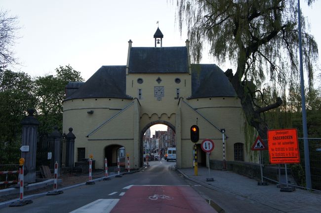 鍛冶屋の門(西側)とバイテン・デ・スメーデンボールト通り