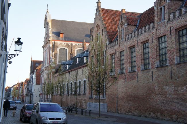 カルメン派教会(南側)とエーゼル通り