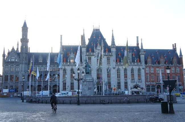 州庁舎と鐘楼(西側)とマルクト広場