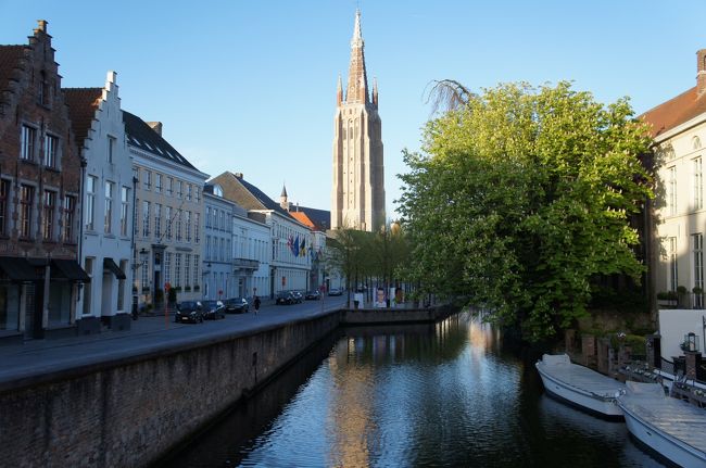 聖母教会(北東側)とダイフェル通り沿いのダイフェル運河と船着場 