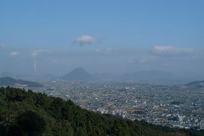丸亀・坂出方面の平野部が見渡せる。<br />鉢型の山は讃岐富士と称される飯野山だ。<br />