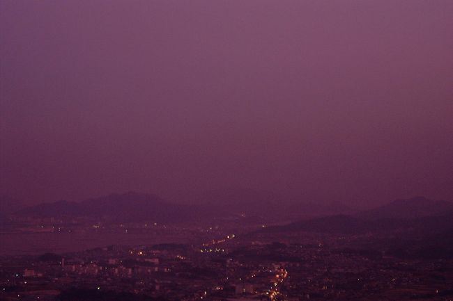 屋島台上は廃墟のホテルや売店があって、黄昏時はちょっと不気味。<br />もちろん開いている店もある。<br />