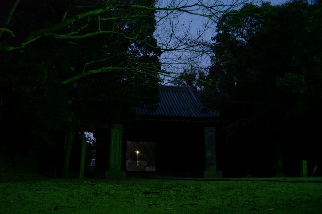 日が落ちた。<br />屋島寺山門。<br /><br />この後山を降り、帰路に着いた。<br />