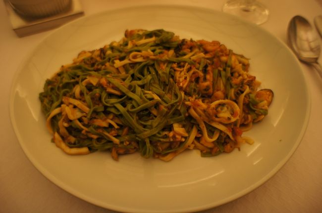 Tagliatelle aux fruits de mer（タリアッテレ海の幸）は9.90ユーロ。<br />お腹パンパンです…。