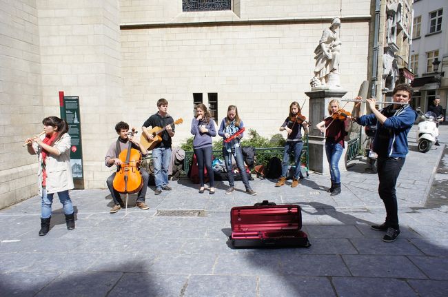 食べ終わって店を出ると、子供たちの路上パフォーマンスが行われていました。