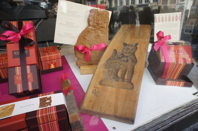 スペキュロスというシナモンの味がする固いクッキー。<br />ダンドワという有名店の店先に飾られていました。