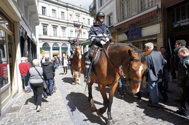 馬に乗った警官。<br />街並みにも合うし、かっこいいです！