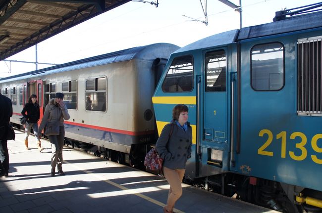 オステンド駅のホーム<br />８：３０ブルージュ〜８：４４オステンドの鉄道で、オステンドへ着きました。<br /><br />http://4travel.jp/traveler/piachan/album/10675830/
