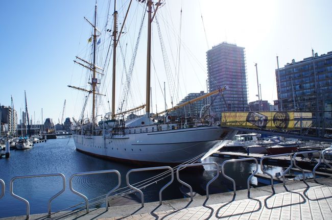 メルカトール(西側)の入り口とヤハトハーヴェン・メルカトール運河(レオポルト?-ラーン通りから)