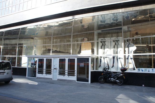 現代美術館(北東側)とロメ通り