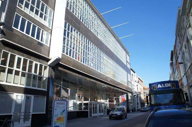 現代美術館(東側)とロメ通り