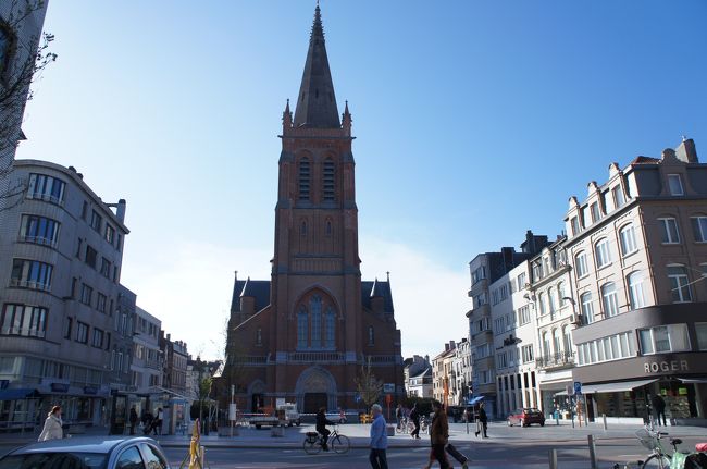 聖JOZEFS教会(北西側)とアルフォンス・ピーテルスラーン通り(左右)