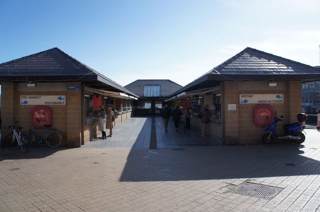 海産物店(Fish Market)(西側)とクスト・フィートスルーテ通り<br />新鮮でおいしそうな海産物を売る店が１０軒くらいありました