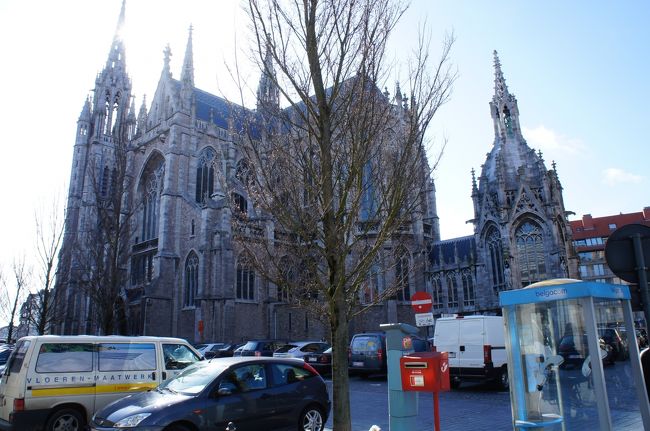 聖ピーターとポール教会(北西側)とプリンス・バウデウェイン通り