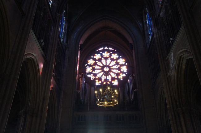 聖ピーターとポール教会のステンドグラスとパイプオルガン