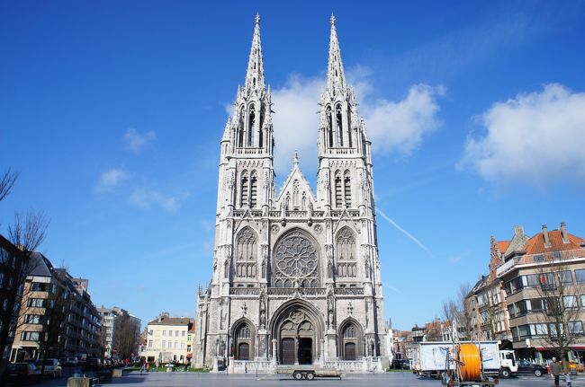 聖ピーターとポール教会(東側)とシント・ペトルス・エン・パウルス広場