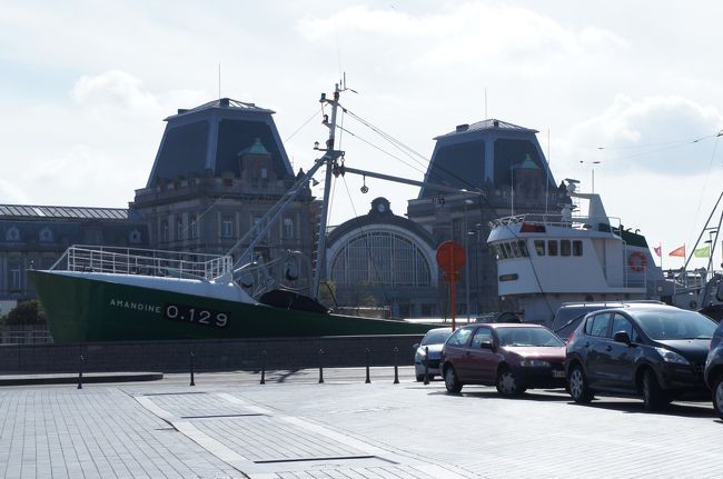 オステンド駅(西側)とシント・ペトルス・エン・パウルス広場