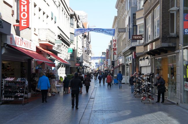 カペッレ通り(北方向)<br />ショッピング通り