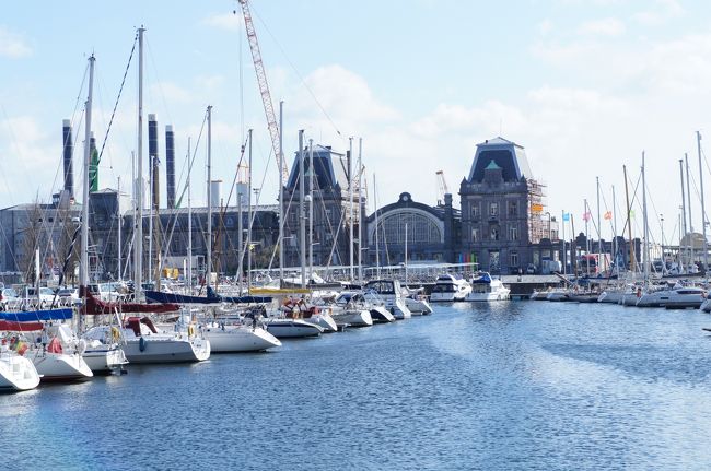 オステンド駅(西側)とヤハトハーヴェン・メルカトール運河(フィンディクティフェラーン通りから)