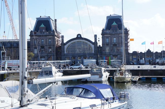 オステンド駅(西側)とヤハトハーヴェン・メルカトール運河(フィンディクティフェラーン通りから)