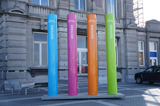 オステンド駅(西側)とラムスゲイト<br />ベルギーの駅には、これと同じ駅名が書いてある４本の柱があります