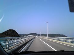 さて、いよいよ角島大橋を渡り、角島へ上陸です！

この橋をドライブしたかったんです！

最高〜♪