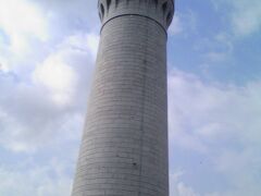 『角島灯台』

明治9年（1876年）に完成した、日本海側初の総御影石造りの洋式灯台で、日本の灯台の父である英国のリチャード・ヘンリー・ブラントンの最高傑作と言われ、歴史的文化的価値が高いAランクの保存灯台に指定されています。