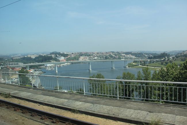 Porto到着〜。電車からドウロ川が見えます。<br />CPのWebサイトで8日前までに購入でリスボンのOrienteからポルトのCampanhaまで25%off　22.50ユーロでした。<br />割引は、特定の電車のみに有効で、変更不可です。