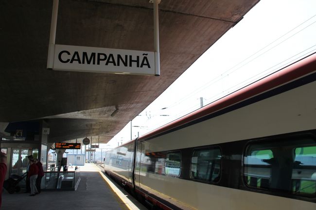 CPのつくCampanha駅は中心部のBento駅まで一駅です。<br />Suicaのようなチャージ式カード、Andanteを購入し、駅の入り口やホームにある機械にかざして使います。発券代0.5ユーロ、2ゾーン（ポルト市内は大概この範囲内で行動できるようです）1.10ユーロ。