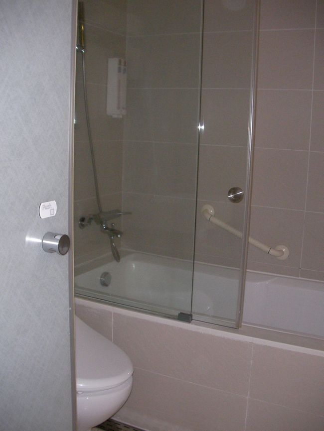 ダンディーホテルの風呂場とトイレ。かなりキレイでした。