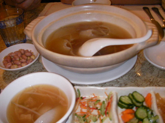 再び、台北に戻ってきて<br />行天宮近くのロンパオチーというお店で、フカヒレやアワビやロブスターなどの豪華海鮮料理を食べました^^<br />（3,090台湾元くらい）フカヒレが一番おいしかった。