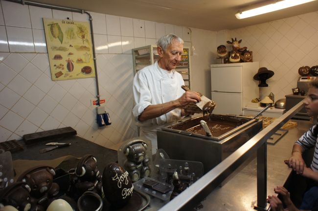 溶かしたクーベルチュールをモールド（型）に詰めます。