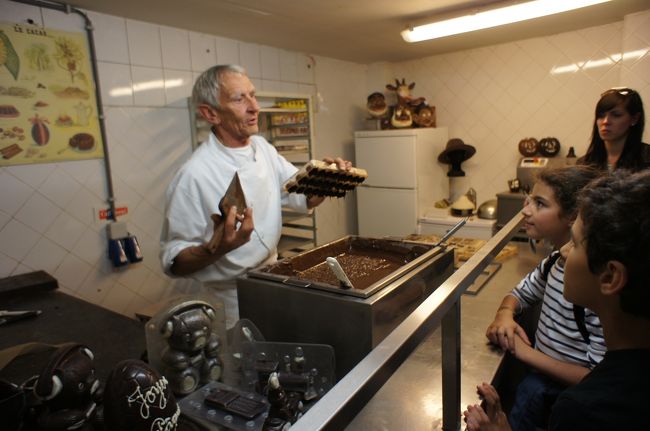 小さい殻を作るために中心部の余分なクーベルチュールを落とします。