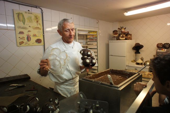 固まるまでに時間がかかるので、既にできあがったもの等を見せてくれました。<br />こちらはクマのチョコレート。