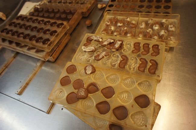 この固まった殻の中にクリームなどの詰め物をして、プラリヌのできあがり。