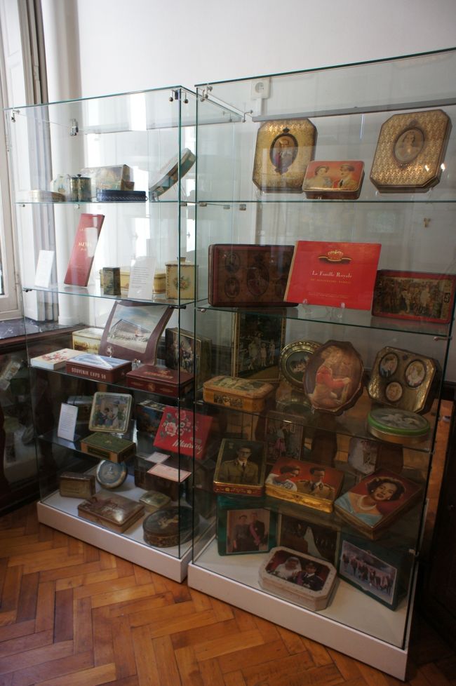 2階はチョコレートにまつわるものの展示です。<br />チョコレート用の缶や箱。