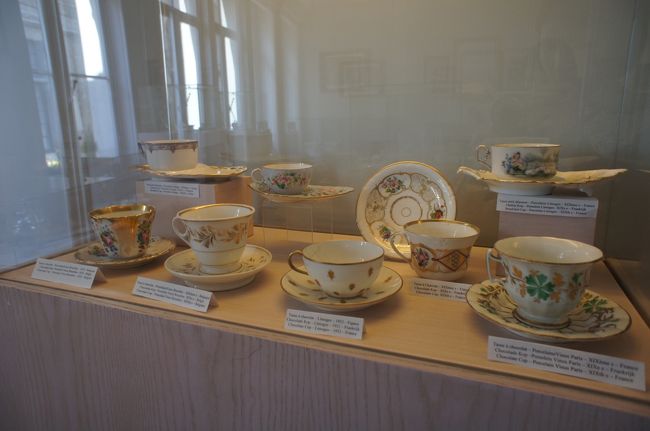 ホットチョコレート用のカップアンドソーサー。