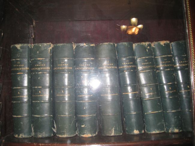 司令官の館のの展示物。「歩き方」で薦められていただけあって、展示物も多く満足感はあります。英語で書かれた百科事典？