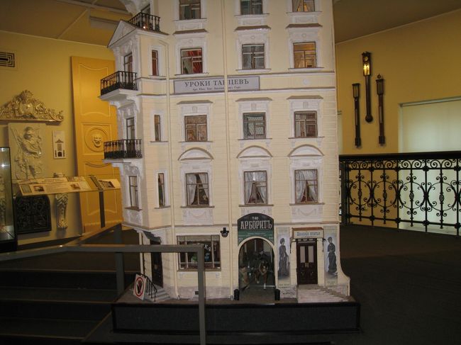 リカちゃんハウス的な建物の模型。