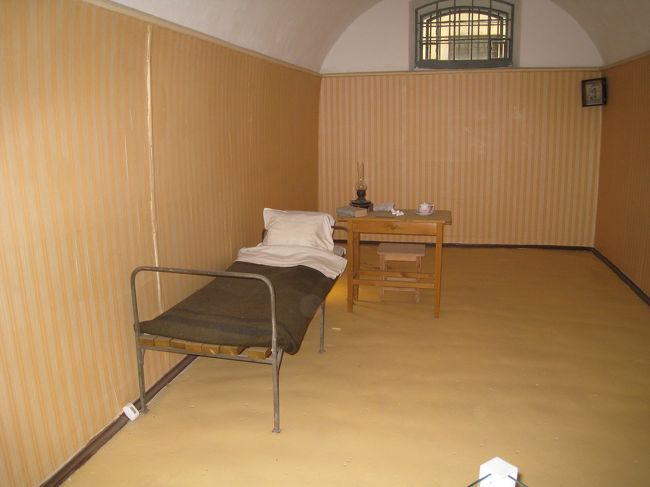 共通入場券の元を取らねばと、覗いた監獄。こんな同じ様な部屋が並んでいて、部屋の前に貼ってある囚人の説明にピンと来ない人にはサッパリ。がっかりでした。