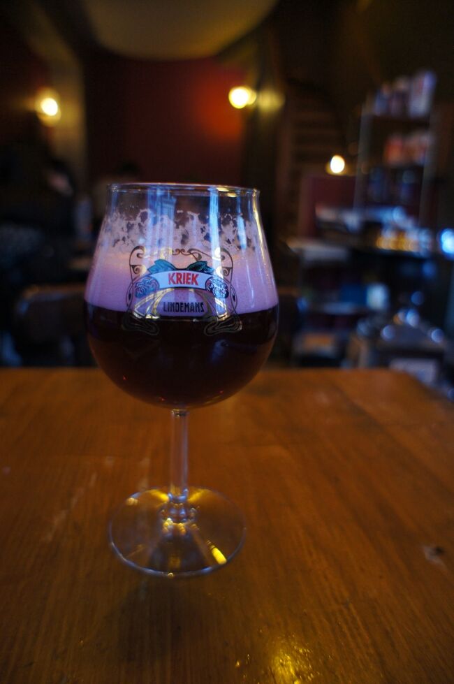 夕食は、散策中に見付けたLa maison des Crêpesにて。<br />店名の通り、クレープの店です。<br />まずはKriek（クリーク、チェリービール）を注文。<br />あんまりビールという感じがしないです。<br /><br />◆La maison des Crêpes<br />42, Rue des Pierres 1000 Bruxelles