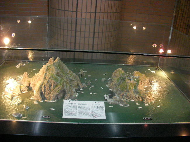 ただ、納得できないのはその近くの地下鉄に、竹島（韓国で言うと独島）のオブジェが飾ってあり、韓国のものだと主調してあるのにはムカつきました。<br />元から日本国のものであると認められているものを横取りされるのは納得できない！！<br />ここで日本人が引くと、沖縄も九州ももとから韓国のものだと主調されそうだ。