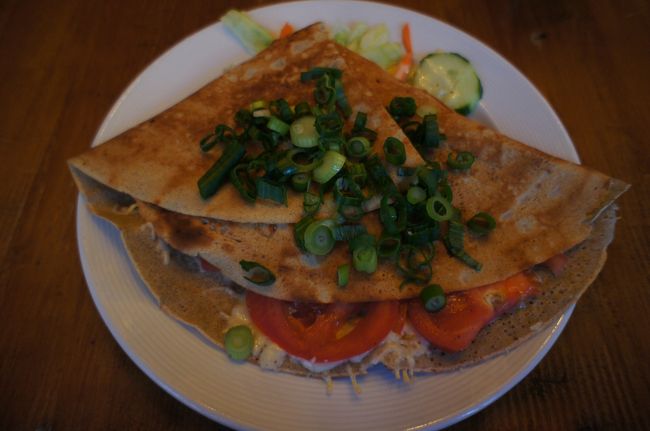 お食事は、トマトとチーズのクレープです。<br />なんと日本でお馴染みのネギがトッピングされていました！<br />玉ねぎの方が合うような気がしました。