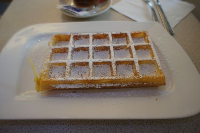 Gaufre De Bruxelles（ブリュッセルワッフル）は3.20ユーロ。<br />焼き立てではありませんでした、残念。<br />充分美味しかったですが。