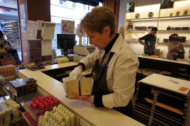 一粒ずつ丁寧に詰めていきます。