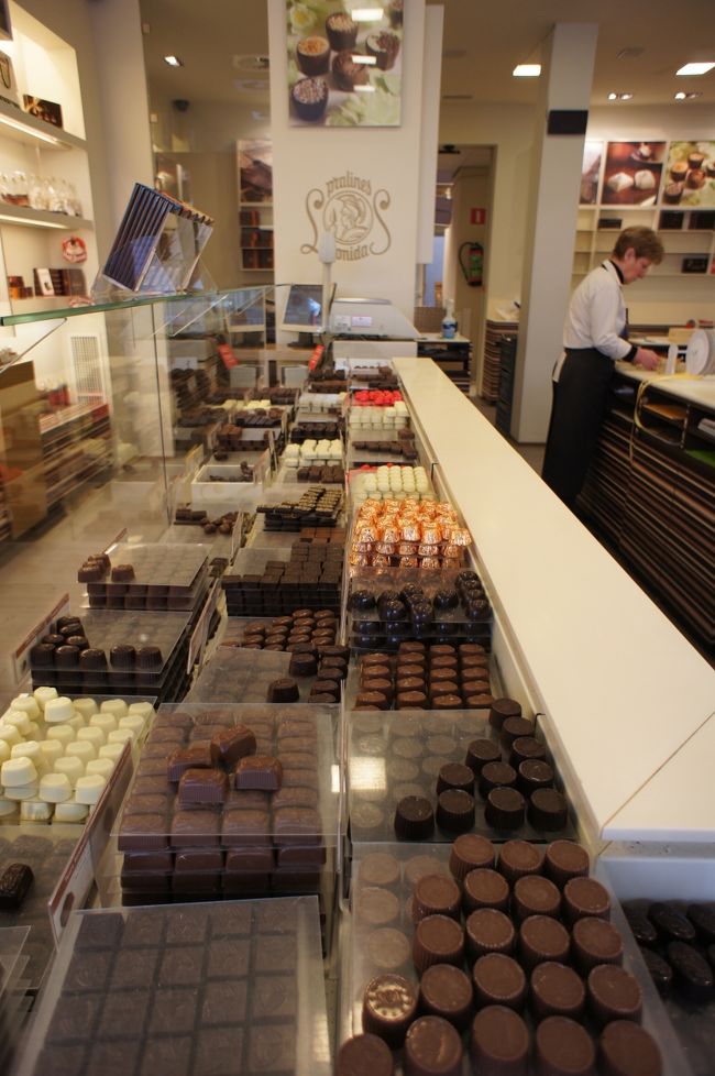 グラン・プラスに近いBeurre店が広くてオススメです。<br />250gで5.45ユーロ、500gで10.90ユーロでした。<br />ゴディヴァやノイハウス等に比べて、手頃な価格だと思います。<br />差し上げた方々にも好評でした♪